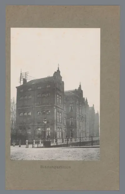 Gezicht op het Binnengasthuis te Amsterdam