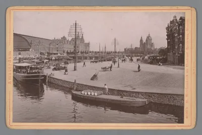 Gezicht op het Centraal Station en de Nicolaaskerk in Amsterdam