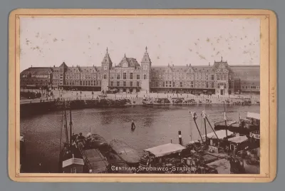 Gezicht op het Centraal Station in Amsterdam
