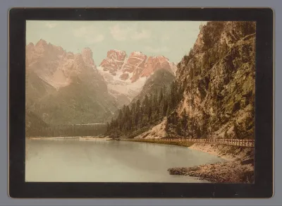 Gezicht op het Cristallomassief in de Dolomieten, op de voorgrond de Dürrensee