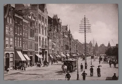 Gezicht op het Damrak in Amsterdam, met op de achtergrond het Centraal Station