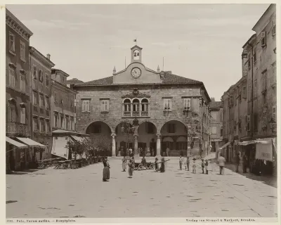 Gezicht op het Forum met het stadhuis van Pula