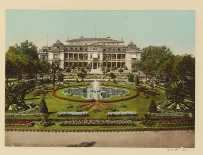 Gezicht op het Gesellschaftshaus (feestzaal) met fontein ervoor in de Palmentuin van Frankfurt