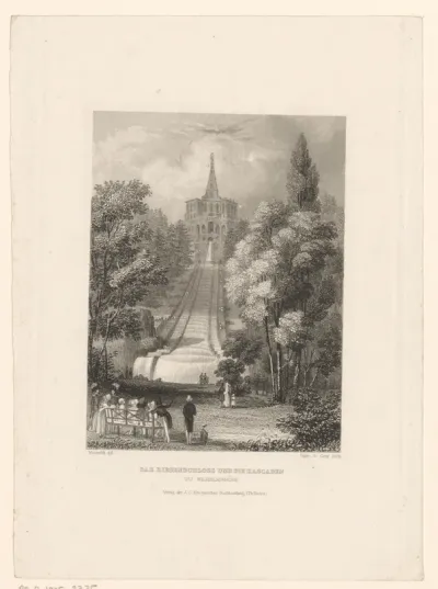 Gezicht op het Herculesmonument met de cascaden te Wilhelmshöhe