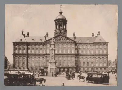 Gezicht op het Koninklijk Paleis op de Dam in Amsterdam