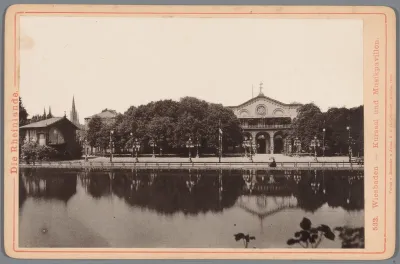 Gezicht op het kurhaus en een muziektent in Wiesbaden