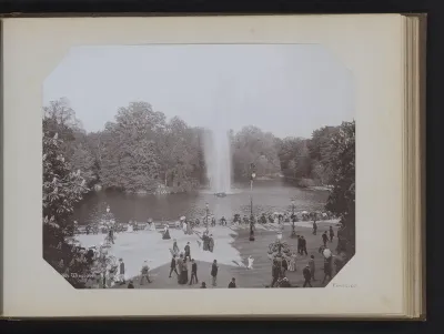 Gezicht op het Kurpark met fontein te Wiesbaden
