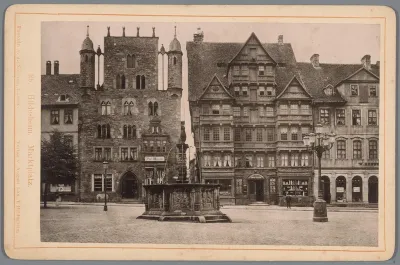 Gezicht op het Marktplatz in Hildesheim met ene fontein