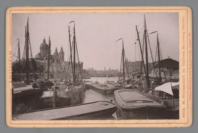 Gezicht op het Oosterdok in Amsterdam, met links de Nicolaaskerk en rechts het Centraal Station