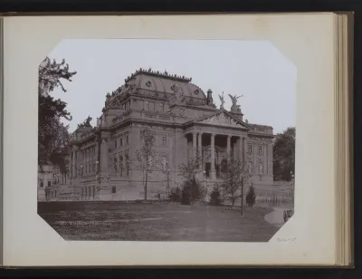 Gezicht op het operahuis te Wiesbaden