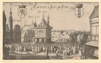 Gezicht op het Oude Stadhuis, de Nieuwe Kerk en de Waag op de Dam te Amsterdam