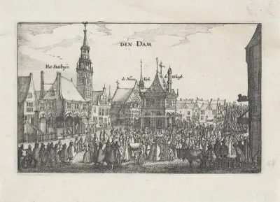 Gezicht op het Oude Stadhuis, de Wisselbank, de Nieuwe Kerk en de Waag op de Dam te Amsterdam