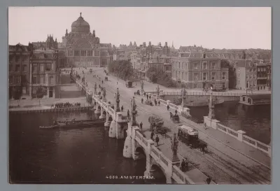Gezicht op het Paleis voor Volksvlijt en de Hogesluis te Amsterdam