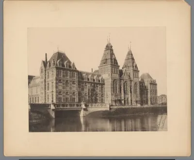 Gezicht op het Rijksmuseum te Amsterdam
