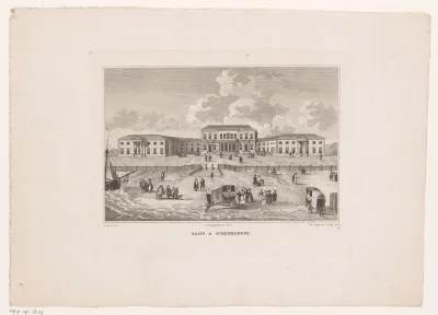 Gezicht op het Stedelijk Badhuis aan het strand bij Scheveningen