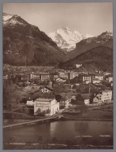 Gezicht op Interlaken, op de voorgrond de brouwerij van Emil Horn