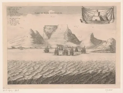 Gezicht op Kaap de Goede Hoop met de Tafelberg en de Leeuwenberg vanaf het water