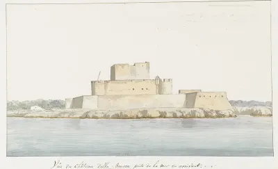 Gezicht op kasteel van San Mauro la Bruca vanaf zee bij aankomst