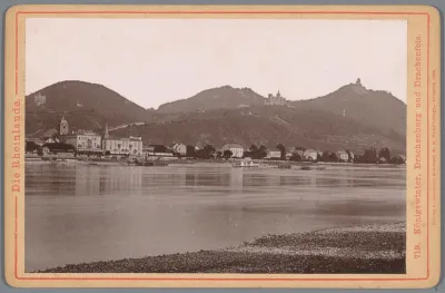Gezicht op Königswinter, de Drachenburg en de Drachenfels