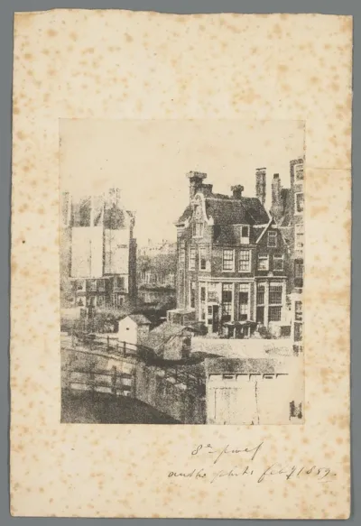 Gezicht op logement Rondeel in Amsterdam vanuit het huis van de fotograaf