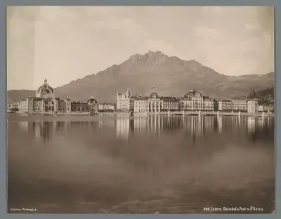 Gezicht op Luzern vanaf het Vierwoudstrekenmeer, links station Luzern en op de achtergrond de Pilatus