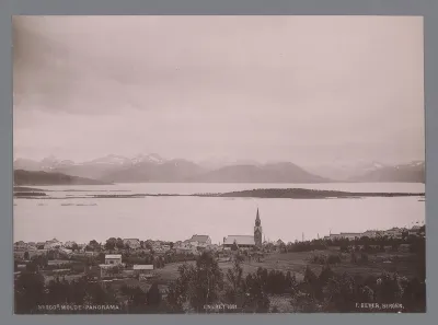 Gezicht op Molde aan het water