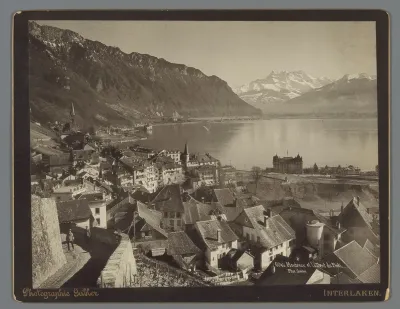 Gezicht op Montreux aan het Meer van Genève, in de verte de Dents du Midi