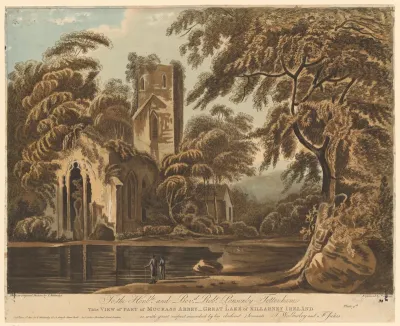 Gezicht op Muckross Abbey aan de oever van Lough Leane