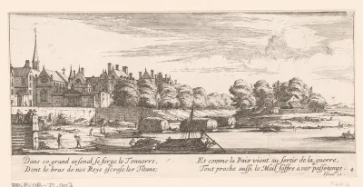 Gezicht op munitiedepot met daarvoor rivier met boten