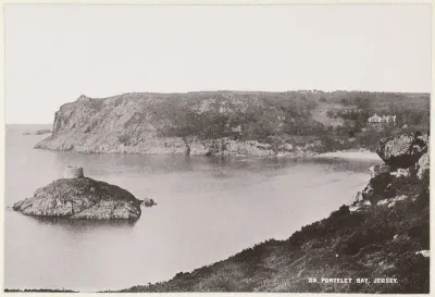 Gezicht op Portelet Bay op Jersey met links de toren van Janvrin