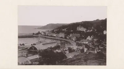 Gezicht op Saint Aubin gelegen aan de kust van Jersey