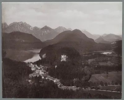 Gezicht op slot Hohenschwangau met links de Alpsee en rechts de Schwansee