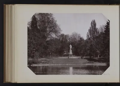 Gezicht op stadspark Warmer Damm met een standbeeld van Keizer Wilhelm I te Wiesbaden