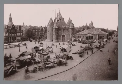 Gezicht op Waag op de Nieuwmarkt in Amsterdam