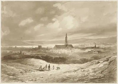 Gezicht vanuit de heuvels op een stad aan een meer