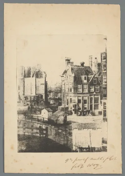 Gezicht vanuit het huis van de fotograaf op logement Rondeel in Amsterdam