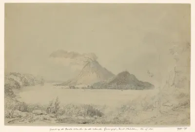 Gezicht vanuit Lontar op Banda Neira en rokende Gunungapi, Banda-eilanden, Centraal-Molukken