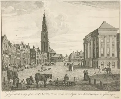 Gezigt uit de waag, op de sint Martens toren en de noordzijde van het stadhuis, te Groningen