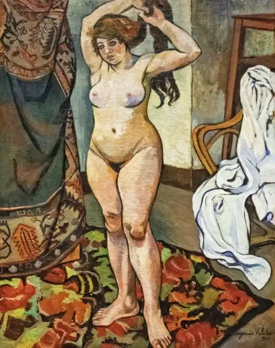Gilberte nue se coiffant