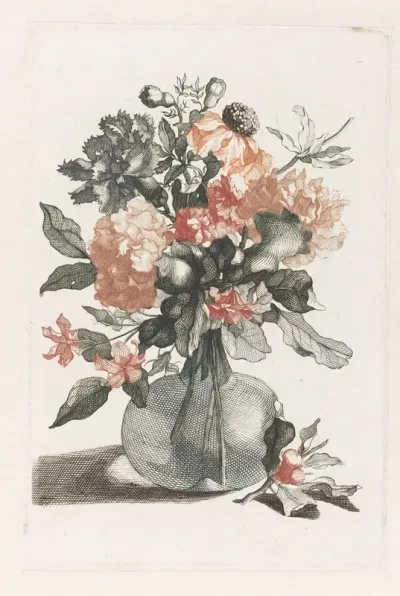 Glazen vaas met bloemen en voor de vaas een tak met bloem