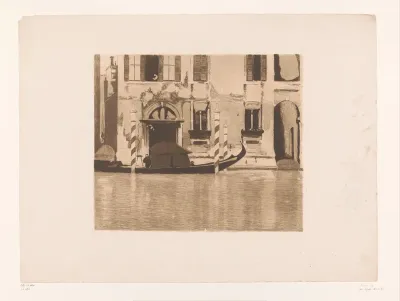 Gondel met opbouw in het Canal Grande, Venetië