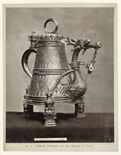 Gotische wijnkaraf met decoraties, Kassel