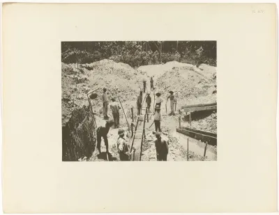Goudwassers in de groeve van L. & F. de Jong, Suriname