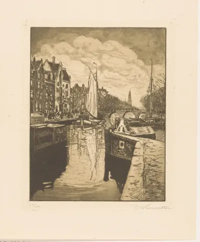 Gracht met sluis in Amsterdam