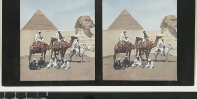 Groep mannen met dromedarissen en ezel bij de Piramide van Cheops en de Sfinx van Gizeh