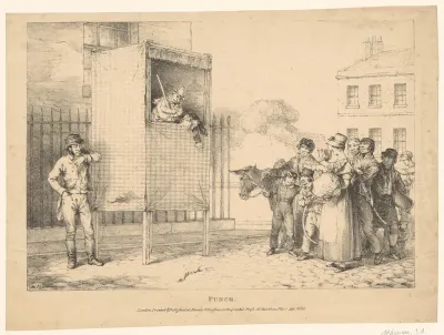 Groep mensen kijkt naar een poppenkastvoorstelling op straat