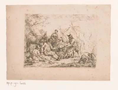Groep personen en een ezel rond een aambeeld buiten een tent