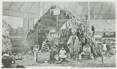 Groepsportret van de familie Ka-Ja-Roe op de Koloniale Tentoonstelling, Amsterdam 1883