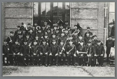 Groepsportret van een onbekende groep mariniers met muziekinstrumenten