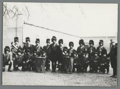 Groepsportret van onbekende leden van het Korps Rijdende Artillerie met muziekinstrumenten